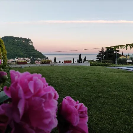 Сasa de vacaciones Nest With Pool And View